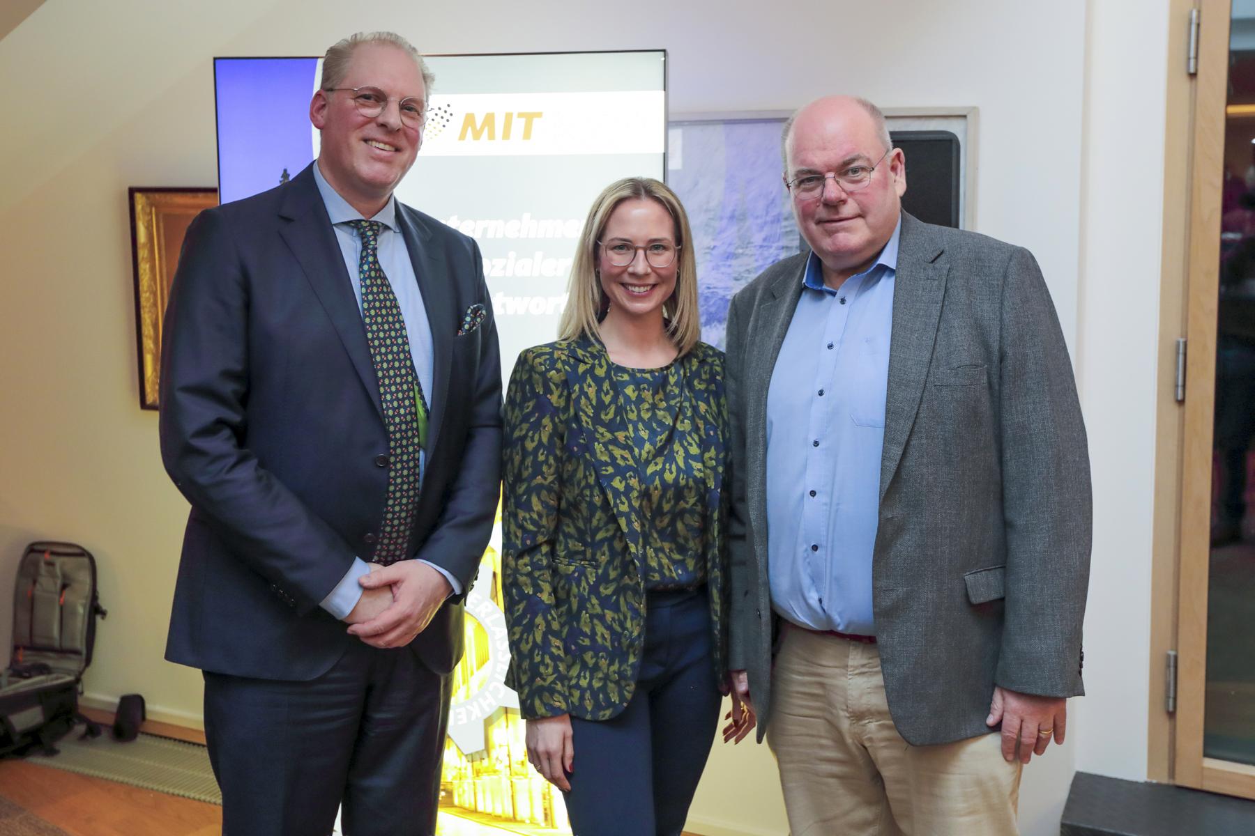 Walter Kohl mit Peter B�rgel (l.) und Saskia Zahlten - Foto: Till Leckebusch