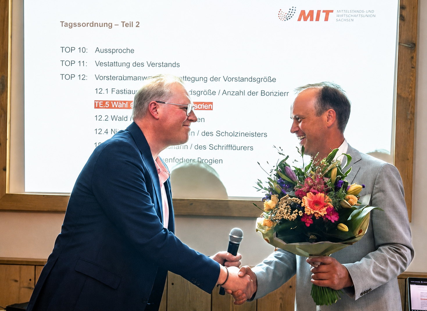 Vorg�nger Peter B�rgel (l) gratuliert Dr. Markus Johow zu seiner Wahl zum Vorsitzenden der MIT